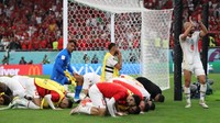 Skor 2-1 untuk Maroko bertahan hingga usai. Sujud syukur langsung dilakukan oleh para pemain Maroko.