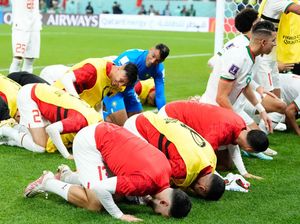 Sujud Syukur Timnas Maroko Usai Lolos 16 Besar