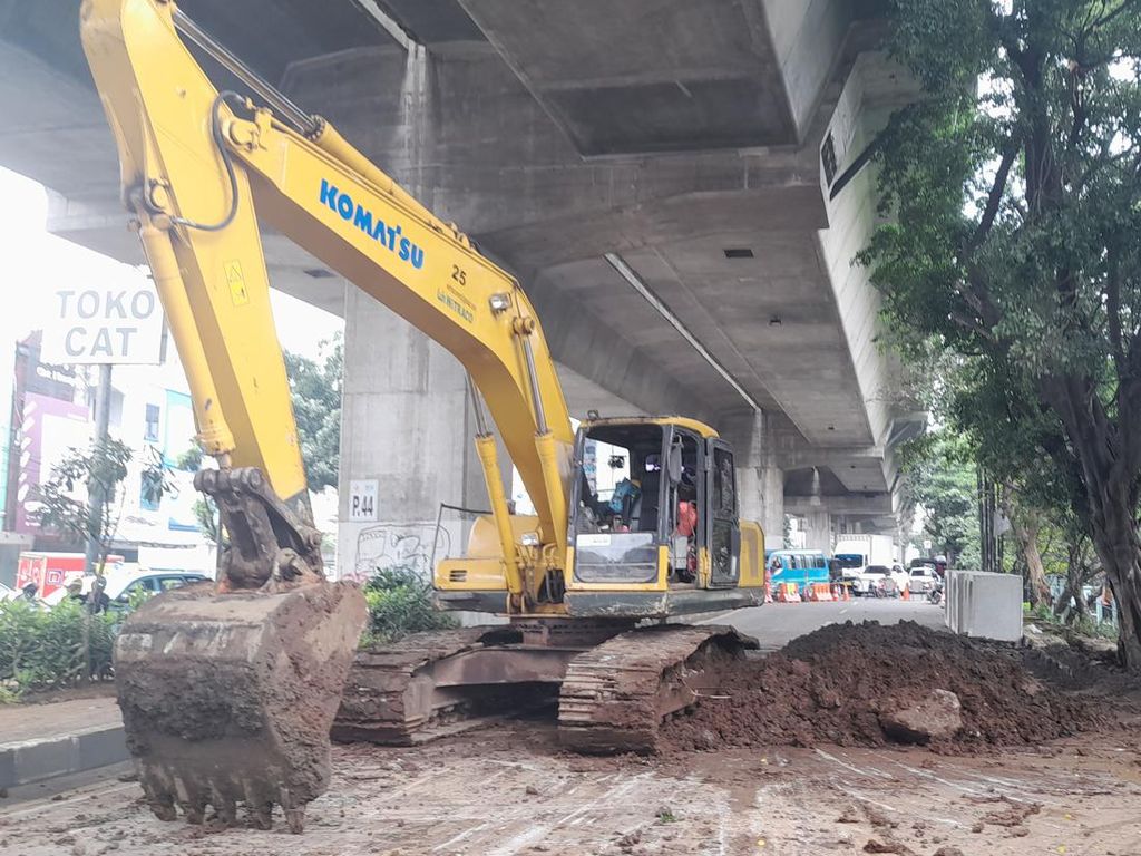 Lubang Mirip Sumur di Jl Sholis Kota Bogor Mulai Diperbaiki
