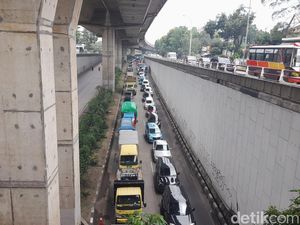 Lubang Mirip Sumur Jl Sholis Bogor Bikin Macet, Contraflow Diterapkan