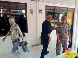 Tak Kapok, Manusia Silver Banyuwangi yang Pernah Tertangkap Kembali Diciduk Tak Kapok, Manusia Silver Banyuwangi yang Pernah Tertangkap Kembali Diciduk