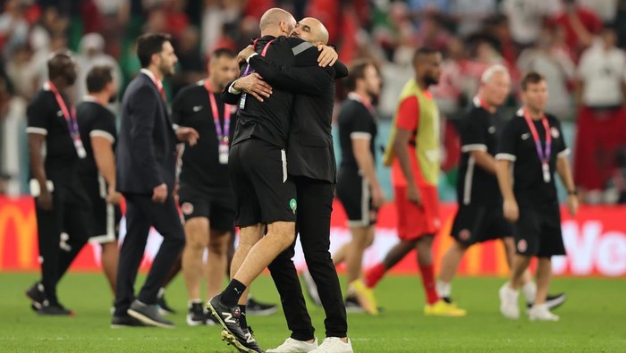 Maroko Tak Terkalahkan, Pelatih Walid Regragui Jadi Kunci Suksesnya DOHA, QATAR - DECEMBER 01: Walid Regragui Head coach of Morocco celebrates with his staff following the final whistle of the FIFA World Cup Qatar 2022 Group F match between Canada and Morocco at Al Thumama Stadium on December 01, 2022 in Doha, Qatar. (Photo by Youssef Loulidi/Fantasista/Getty Images)