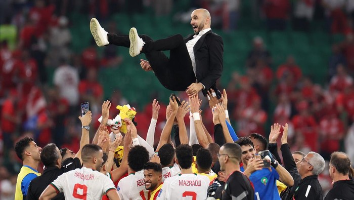 Maroko Tak Terkalahkan, Pelatih Walid Regragui Jadi Kunci Suksesnya DOHA, QATAR - DECEMBER 01: Walid Regragui, Head Coach of Morocco, celebrates with the team after their qualification to the knockout stages during the FIFA World Cup Qatar 2022 Group F match between Canada and Morocco at Al Thumama Stadium on December 01, 2022 in Doha, Qatar. (Photo by Catherine Ivill/Getty Images)