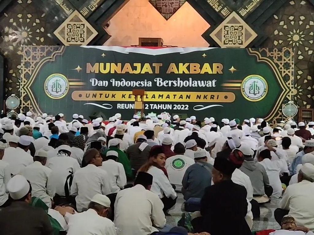 Massa Mulai Padati Masjid At-Tin Jelang Reuni 212