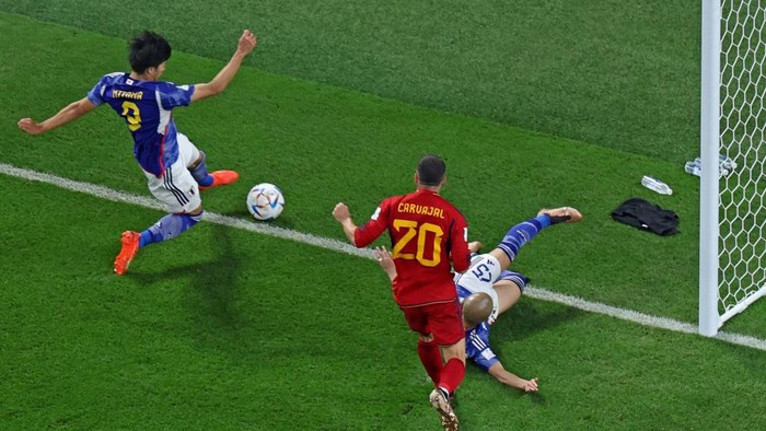 Melihat Lagi Gol Kontroversial Jepang ke Gawang Spanyol Japan's forward #09 Kaoru Mitoma (L) crosses the ball for his team's second goal during the Qatar 2022 World Cup Group E football match between Japan and Spain at the Khalifa International Stadium in Doha on December 1, 2022. (Photo by Giuseppe CACACE / AFP) (Photo by GIUSEPPE CACACE/AFP via Getty Images)