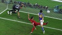 Gol tercipta berawal dari umpan silang mendatar Ritsu Doan dari sisi kanan ke tiang jauh Spanyol di sisi kiri. Mitoma mengejarnya, dan bisa mencungkil bola ke tengah membuat umpan tarik. Namun dalam tayangan lambat, terlihat bola sudah keluar lapangan, sebelum disambar Tanaka menjadi gol di mulut gawang. Giuseppe Cacace/AFP/Getty Images  