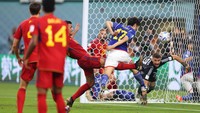 Wasit Victor Gomes kemudian mengecek VAR, dan cukup lama meninjaunya. Sampai akhirnya, VAR mengesahkan gol itu dengan anggapan bolanya belum keluar lapangan sepenuhnya. Getty Images/Marc Atkins  