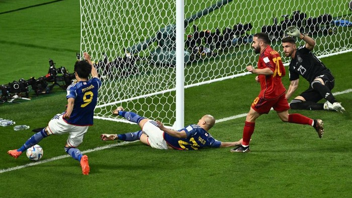 Japan's forward #09 Kaoru Mitoma (L) crosses the ball for his team's second goal during the Qatar 2022 World Cup Group E football match between Japan and Spain at the Khalifa International Stadium in Doha on December 1, 2022. (Photo by Jewel SAMAD / AFP) (Photo by JEWEL SAMAD/AFP via Getty Images)
