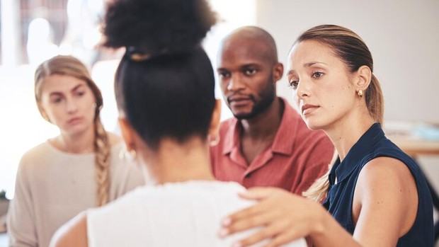 Memiliki rasa peduli yang tinggi/Foto: Freepik.com/YuriArcursPeopleimages Keterampilan kecerdasan interpersonal yang wajib dikuasai