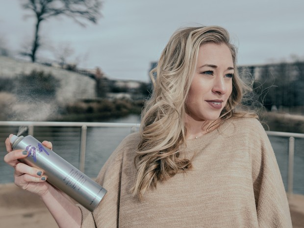 Menggunakan dry shampoo/Foto: Juan Vargas di Pexels Menggunakan dry shampoo