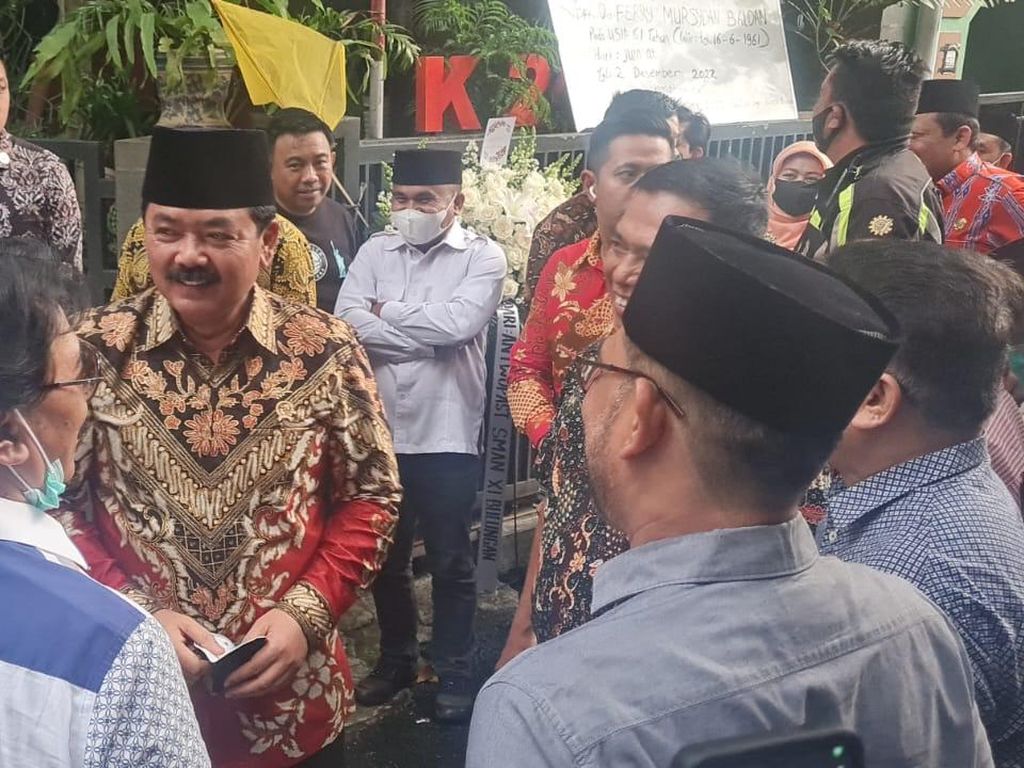 Menteri ATR Hadi Tjahjanto Takziah ke Rumah Duka Ferry Mursyidan Menteri ATR Hadi Tjahjanto Takziah ke Rumah Duka Ferry Mursyidan