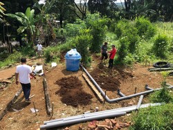 Gotong Royong Bangun MCK di Pengungsian Cianjur
