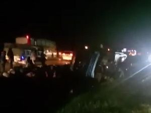 Mobil Tertimpa Bus di Tol Cipali, 12 Orang Terluka Mobil Tertimpa Bus di Tol Cipali, 12 Orang Terluka