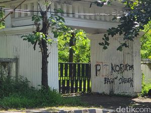 Penuh Coretan, Taman DPRD Sukabumi Tampak Tak Terurus