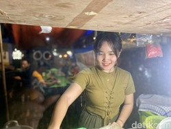 Sabar Mengantre! Makan Bebek Goreng Dilayani Penjual yang Cantik