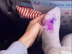 Kaos Kaki Wanita Ini Dicorat-coret Bocah di Pesawat, Netizen: Itu Salahmu!