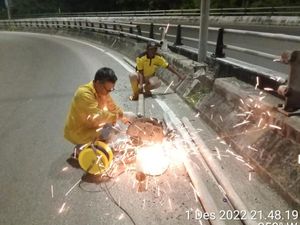 Perbaikan Pagar Jembatan Goyang Buntut Pemotor Jadi Korban Perbaikan Pagar Jembatan Goyang Buntut Pemotor Jadi Korban
