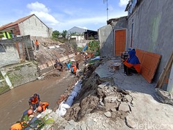 Warga Blitar yang Rumahnya Ambrol Tergerus Sungai Berharap Bantuan Pemkot