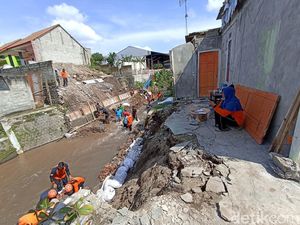 Warga Blitar yang Rumahnya Ambrol Tergerus Sungai Berharap Bantuan Pemkot Warga Blitar yang Rumahnya Ambrol Tergerus Sungai Berharap Bantuan Pemkot