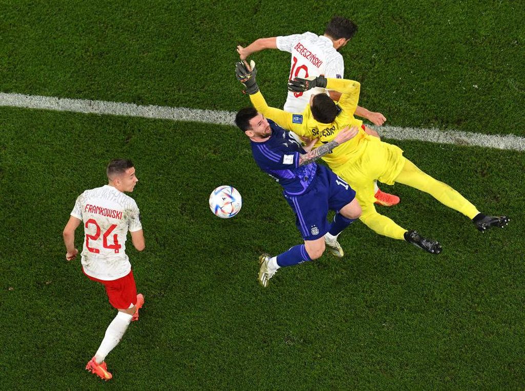 FIFA: Kiper Polandia Langgar Messi, Pantas Diganjar Penalti FIFA: Kiper Polandia Langgar Messi, Pantas Diganjar Penalti