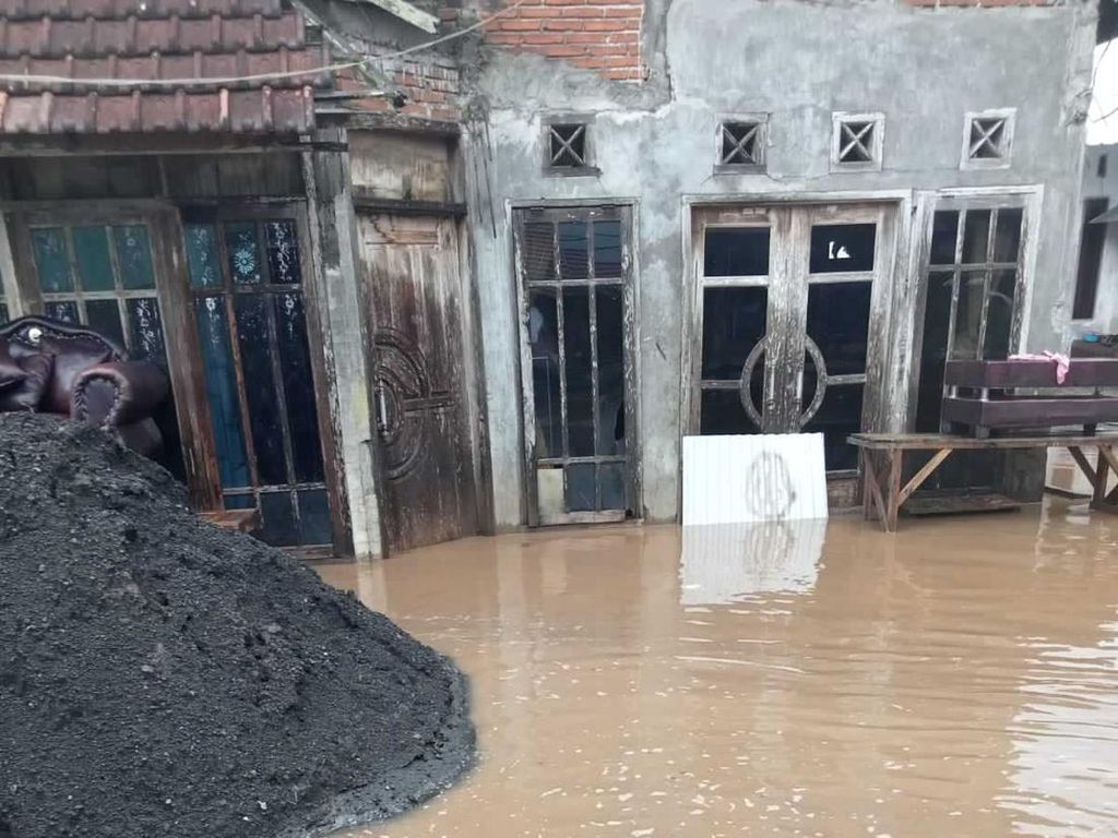 Banjir Rendam 2 Desa di Dompu, Sisakan Lumpur Tebal