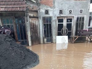 Banjir Rendam 2 Desa di Dompu, Sisakan Lumpur Tebal Banjir Rendam 2 Desa di Dompu, Sisakan Lumpur Tebal