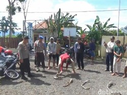Terjaring Razia, Pemuda Banyuwangi Dihukum Musnahkan Knalpot Brongnya