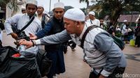 Reuni 212 Bubar, Massa Pungut Sampah di Masjid At-tin