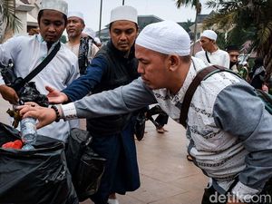 Reuni 212 Bubar, Massa Pungut Sampah di Masjid At-tin