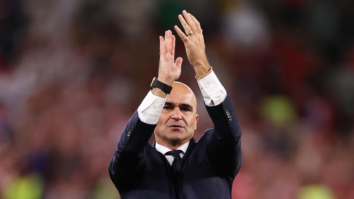 DOHA, QATAR - DECEMBER 01: Roberto Martinez, Head Coach of Belgium, applauds the fans after their sides elimination from the tournament during the FIFA World Cup Qatar 2022 Group F match between Croatia and Belgium at Ahmad Bin Ali Stadium on December 01, 2022 in Doha, Qatar. (Photo by Michael Steele/Getty Images)