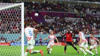 Semenit kemudian, Lukaku dapat umpan lambung dari De Bruyne di depan gawang. Livakovic sudah keluar dari sarangnya dan bola terbentur bek Kroasia yang akhirnya gagal dihalau kiper itu. Bola jatuh ke Lukaku, lalu disundul ke gawang yang kosong, tapi malah melambung (Getty Images)