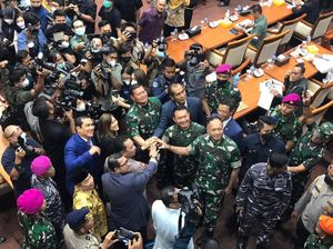 Momen Salam Komando Calon Panglima TNI Yudo, Komisi I DPR hingga Kapolri Momen Salam Komando Calon Panglima TNI Yudo, Komisi I DPR hingga Kapolri