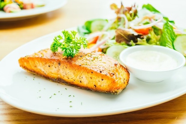 Salmon mengandung omega-3 yang dapat mengurangi peradangan akibat paparan sinar UV