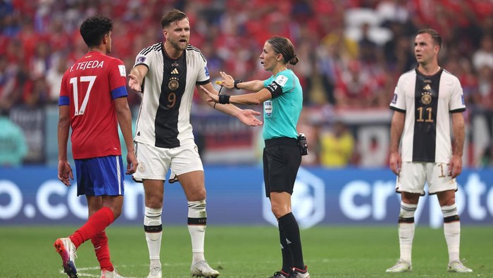 Sejarah, 3 Wasit Wanita Pimpin Laga Kosta Rika Vs Jerman AL KHOR, QATAR - DECEMBER 01: Referee Stephanie Frappart reacts with Niclas FΓΌllkrug of Germany before awarding Germany their fourth goal after a VAR check during the FIFA World Cup Qatar 2022 Group E match between Costa Rica and Germany at Al Bayt Stadium on December 01, 2022 in Al Khor, Qatar. (Photo by Alexander Hassenstein/Getty Images)