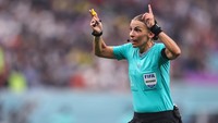 FIFA menunjuk Stephanie Frappart untuk memimpin laga Kosta Rika Vs Jerman. (Robbie Jay Barratt/Getty Images)
