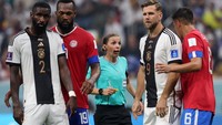 Frappart menjadi perempuan pertama yang mewasiti pertandingan sepak bola pria di Piala Dunia. (Alexander Hassenstein/Getty Images)