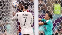 Frappart sebelumnya sudah menorehkan rekor sebagai wasit perempuan pertama yang memimpin pertandingan Liga Prancis dan Liga Champions. Juru adil 38 tahun itu kini bekerja dalam debutnya di Piala Dunia. (Alex Pantling/Getty Images)
