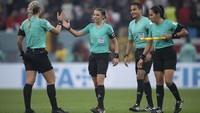 Frappart bukan satu-satunya kaum ibu yang akan bertugas di pertandingan Kosta Rika vs Jerman. Dia didampingi dua wasit garis perempuan, Neuza Back dan Karen Diaz. (Visionhaus/Getty Images)