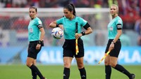 Kehadiran trio wasit perempuan di Piala Dunia pun menjadi yang pertama sepanjang sejarah. (Alexander Hassenstein/Getty Images)