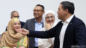 Senyum Manis Desy Ratnasari di Fit and Proper Test Panglima TNI