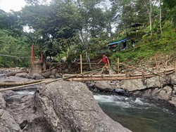 Jembatan Merah Hancur, Warga 2 Kali Bangun Akses Darurat di Tukad Gelar