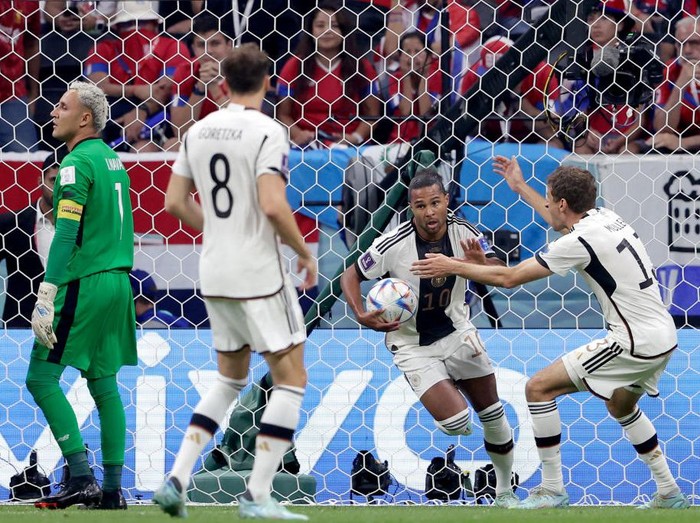AL KHOR, QATAR - DECEMBER 1:  Serge Gnabry of Germany celebrates 0-1 with Thomas Muller of Germany  during the  World Cup match between Costa Rica  v Germany at the Al Bayt Stadium on December 1, 2022 in Al Khor Qatar (Photo by Rico Brouwer/Soccrates/Getty Images)