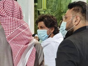 Momen Shah Rukh Khan Umrah dan Jadi Sorotan di Masjidil Haram