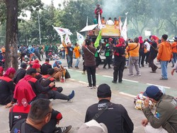 Massa Buruh Geruduk Balai Kota DKI, Tuntut Kenaikan UMP 10,55%