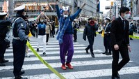 Warga Jepang merayakan kemenangan timnas Jepang atas Spanyol di persimpangan Shibuya, Tokyo, Jepang, Jumat (2/12/2022).  