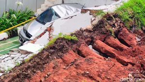 Tembok Roboh, Timpa Empat Mobil di Bintaro