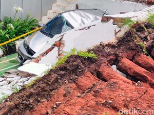 Tembok Roboh, Timpa Empat Mobil di Bintaro