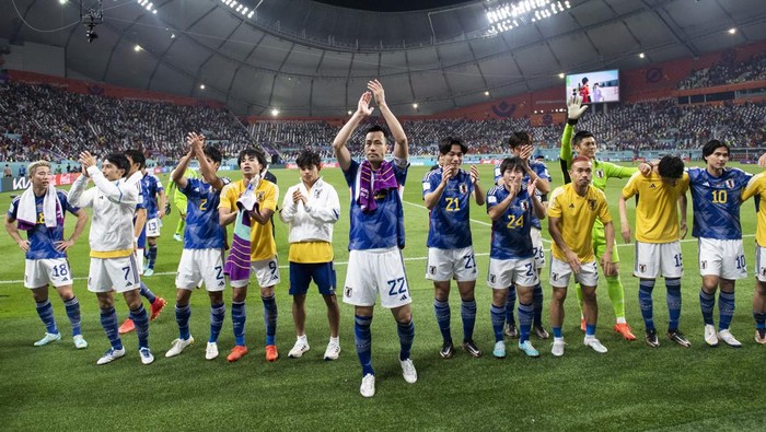 timnas jepang jepang vs spanyol piala dunia 2022 piala dunia qatar juara bola dunia DOHA, QATAR - DECEMBER 01: Japan players celebrate winning the group as they applaud their fans at the end of the FIFA World Cup Qatar 2022 Group E match between Japan and Spain at Khalifa International Stadium on December 1, 2022 in Doha, Qatar. (Photo by Sebastian Frej/MB Media)
