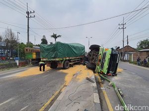 Tancap Gas dan Terobos Razia, Truk Gandeng di Mojokerto Terguling