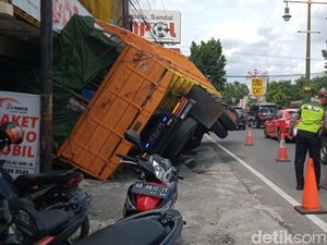 Truk Tronton Miring Timpa Ruko, Jalan Jogja-Solo di Delanggu Macet